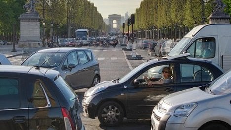 Náhledový obrázek - Zkušený řidič poráží autonomní řízení. Nesplete si igelitku s kočkou