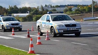 Náhledový obrázek - Do policejní kolony se nesmí vjíždět. Mohou na vás i vytáhnout zbraň