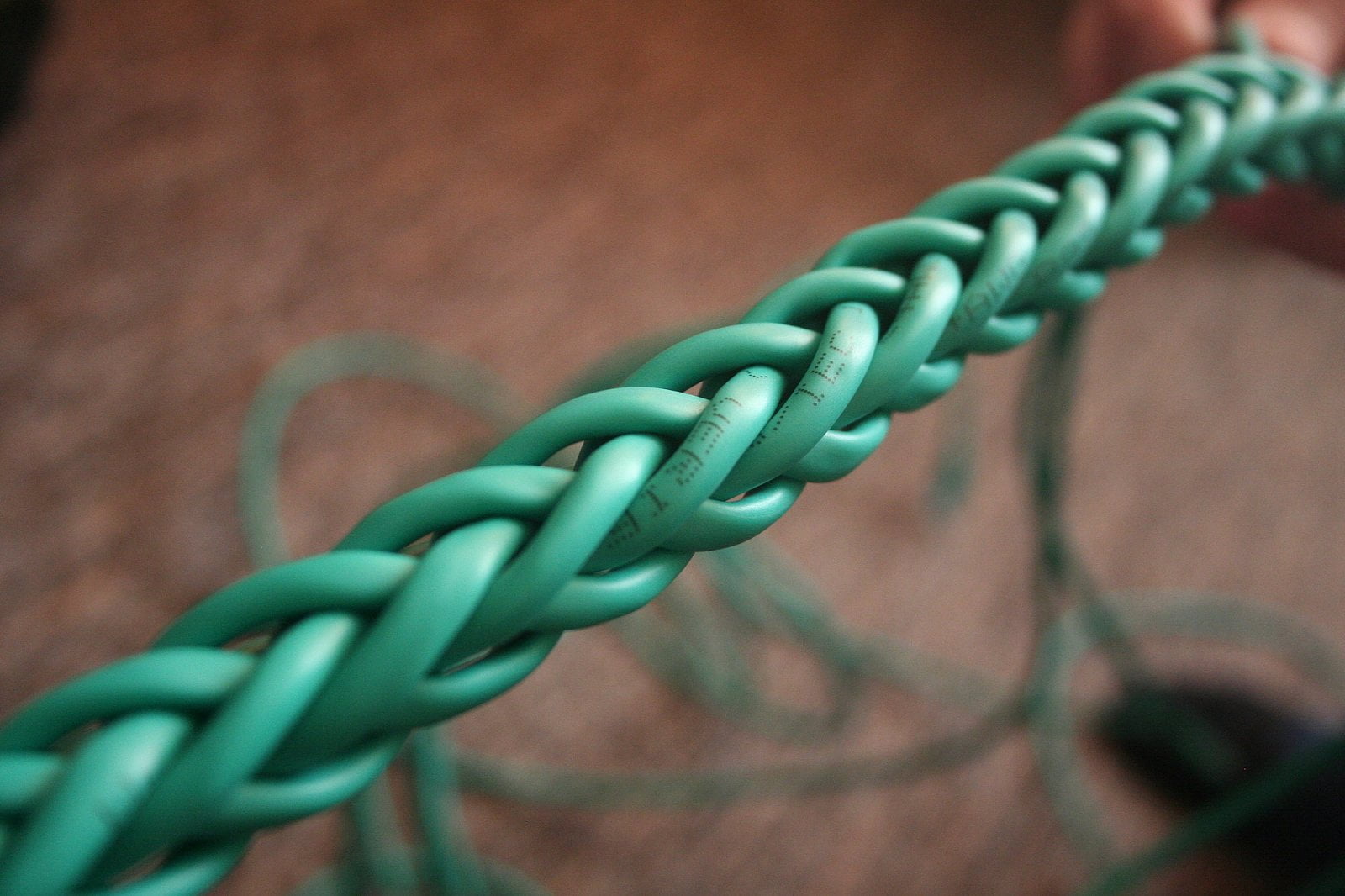 Takhle postupujeme stále dokola, vždycky vezmeme kabel, obtočíme pomlázku a vrátíme zpět.