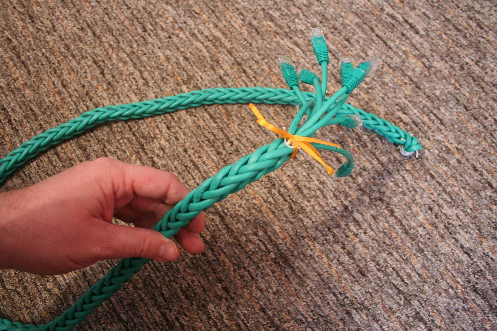 Na konci opět svážeme dodanými vázacími drátky a mírně ozdobíme.