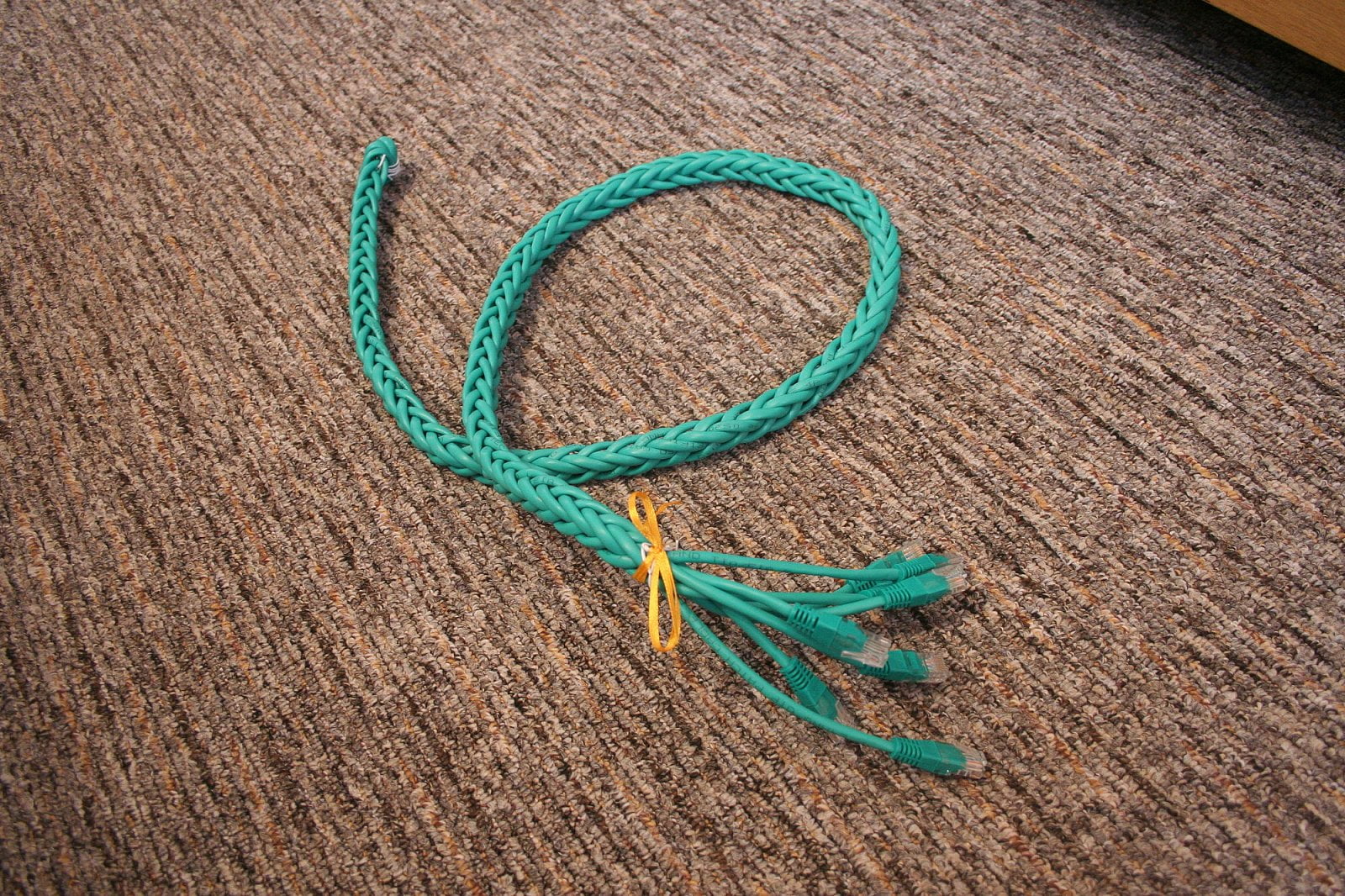 Je dokonce funkční, jen není na první pohled jasné, který konektor kam patří.