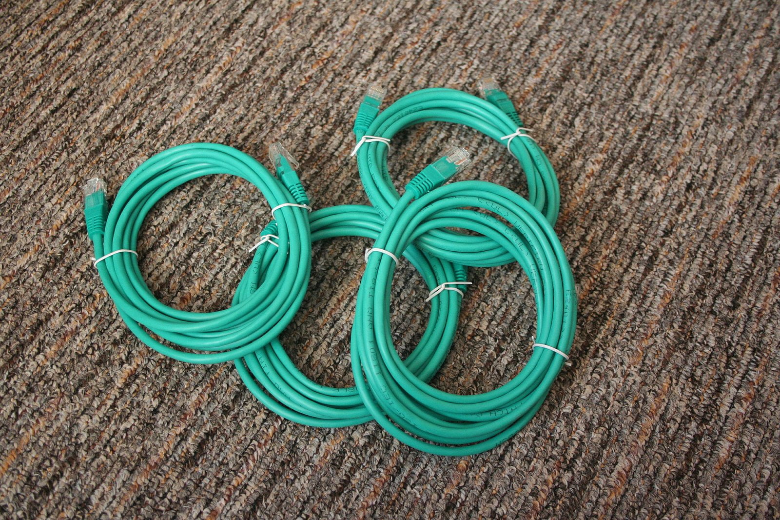 My jsme koupili třímetrové kabely, pletením se pomlázka zkrátí zhruba o třetinu, takže získáme metrový velikonoční nástroj.