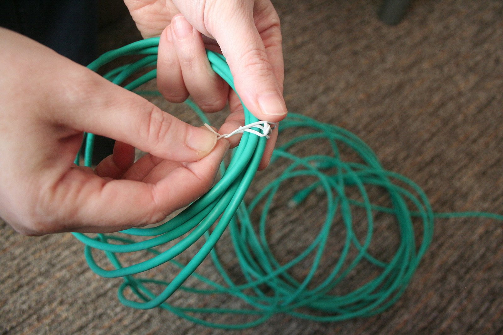 Použijte dodané vázací drátky a svažte kabely uprostřed dohromady.