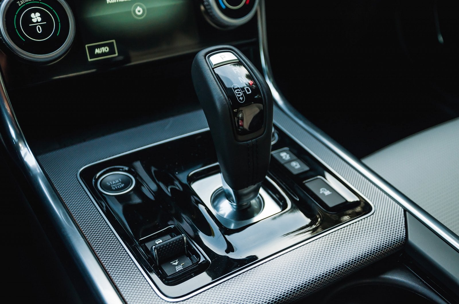 2019-09-Jaguar-XE-P300-AWD-15-of-24.jpg