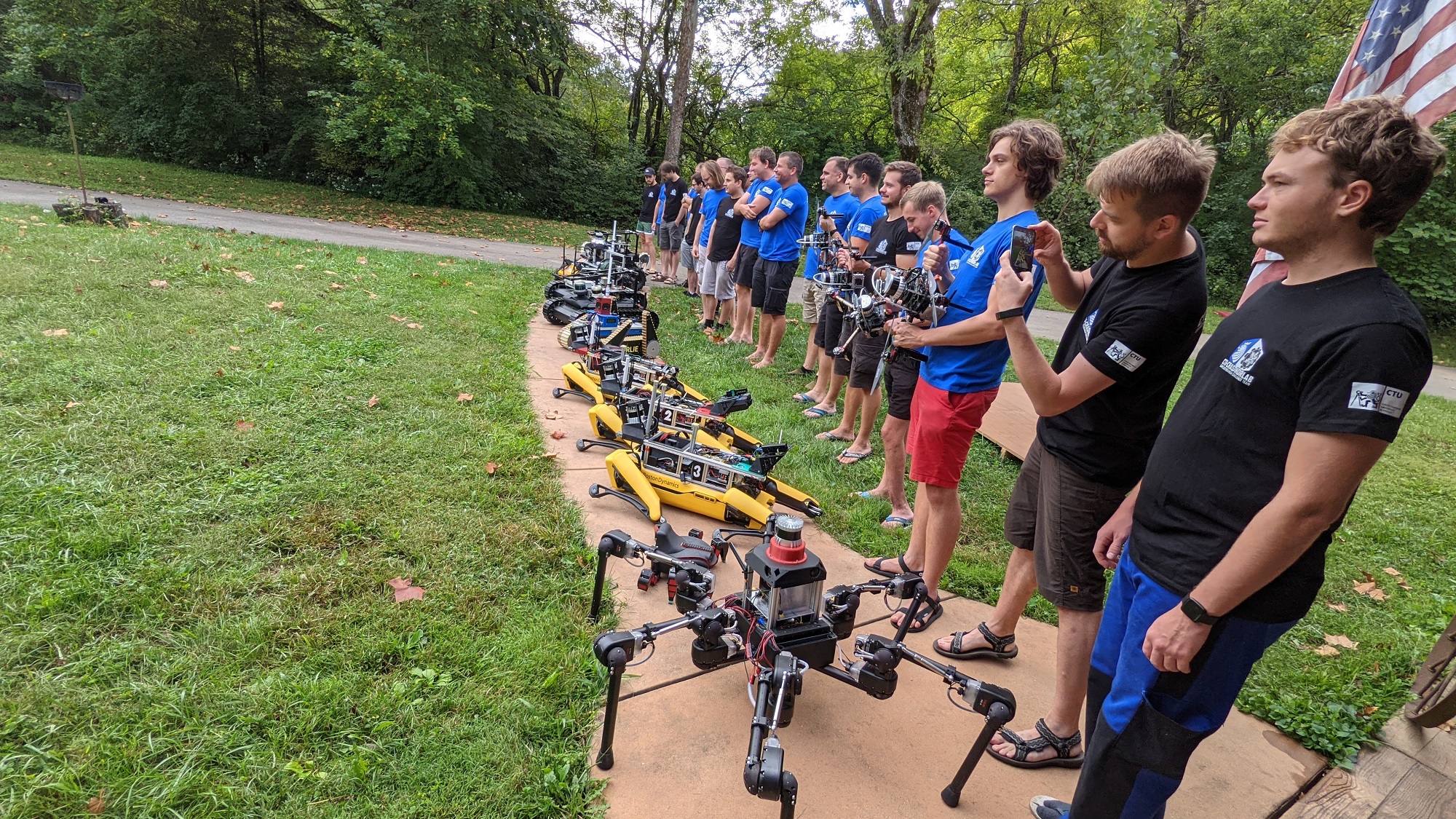 Soutěžní tým CTU-CRAS-NORLAB a jeho roboty.