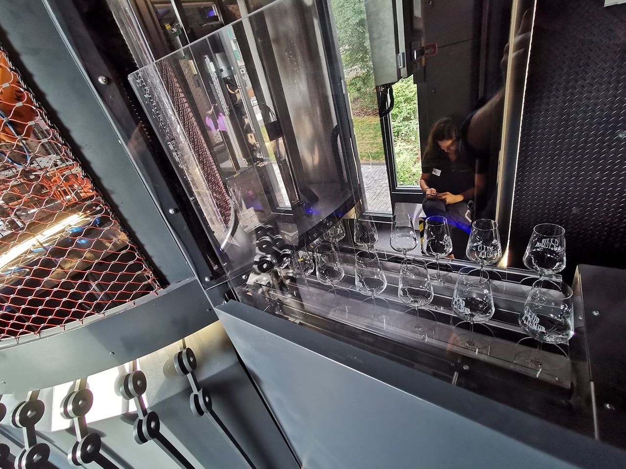 Cyberdog: robotická vinárna v Praze v Nových Butovicích