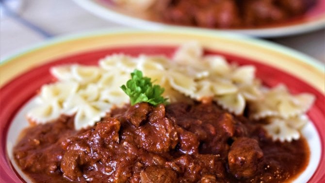 Hospodský guláš s těstovinami