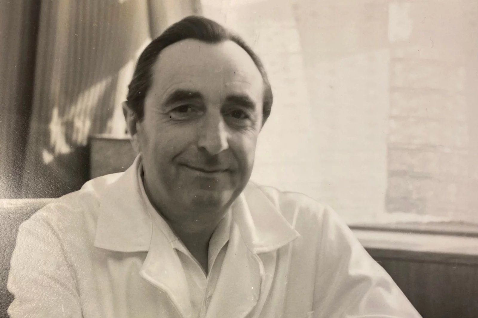 Profesor Pavel Firt byl významný cévní chirurg a kardiochirurg. V roce 1984 provedl první úspěšnou transplantaci srdce v Československu a ve východním bloku.