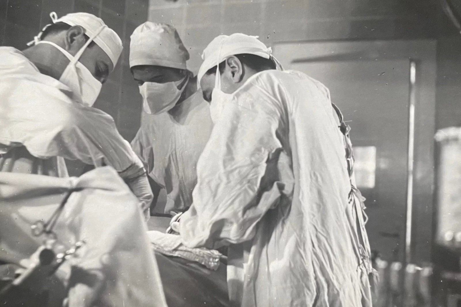 Pavel Firt byl operatérem při první úspěšné transplantaci srdce. Pacient se srdcem dárce žil 13 let. Na snímku je profesor Firt (vpravo) při jedné z operací.
