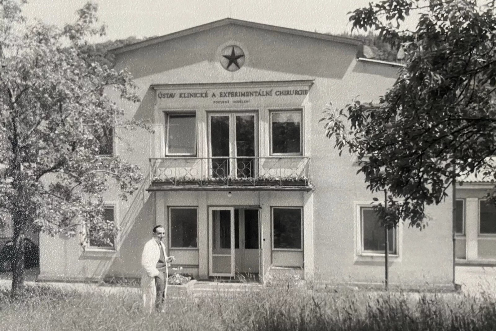 Pracoval v Praze-Krči v Ústavu klinické a experimentální chirurgie (ÚKECH), dnes IKEM. Od roku 1979 do roku 1991 byl přednostou kliniky kardiovaskulární chirurgie.