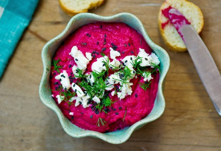 Řepový hummus s koprem a slunečnicovými semínky