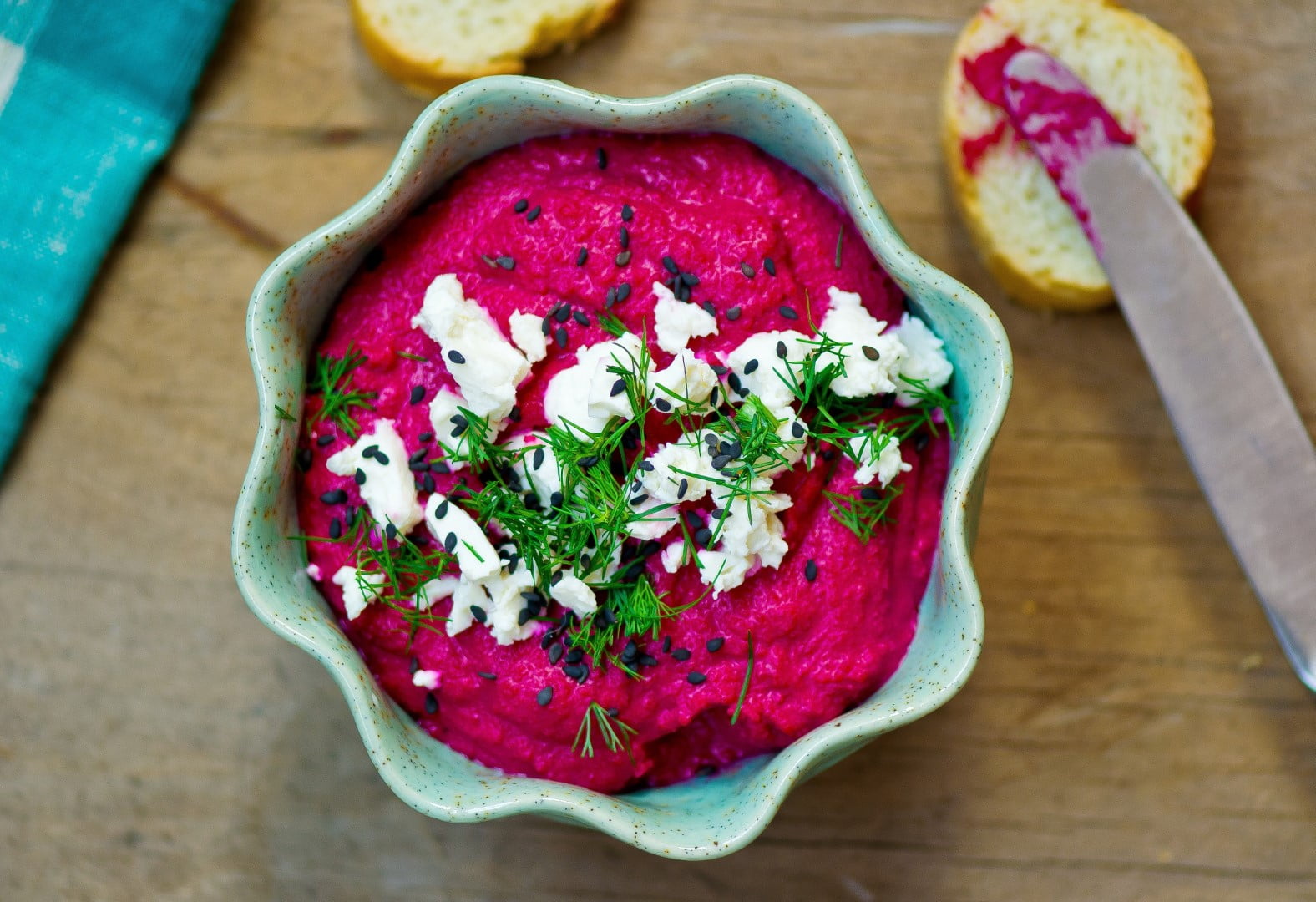 Řepový hummus s koprem a slunečnicovými semínky