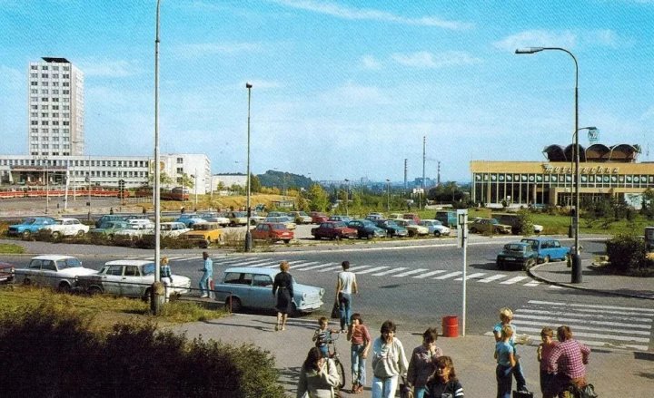 Jednu z prvních vlaštovek typických velkoprodejen automobilů otevřel národní podnik Mototechna na pražském Jarově. Budova dodnes stojí poblíž tramvajové smyčky