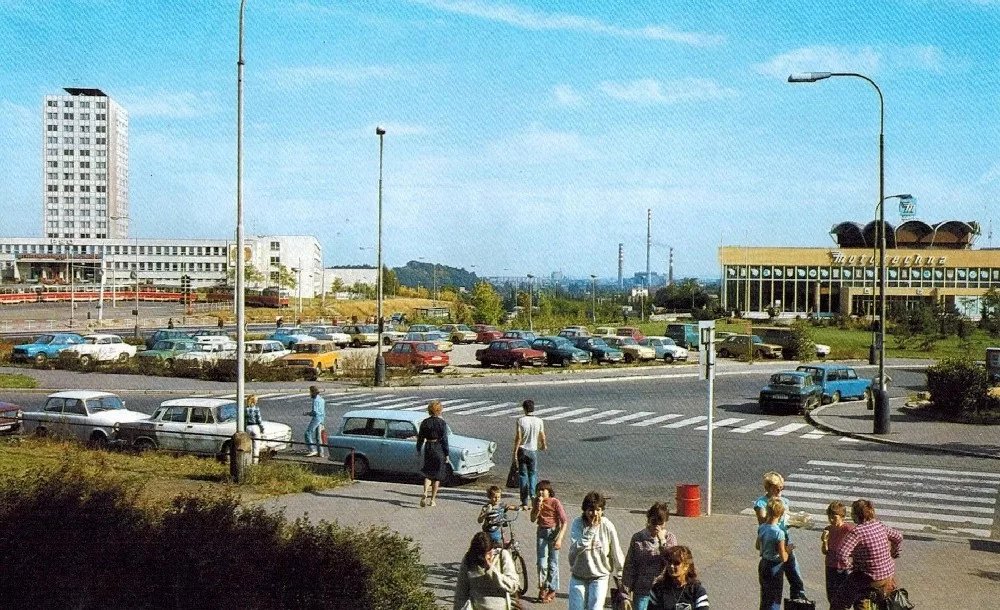 Jednu z prvních vlaštovek typických velkoprodejen automobilů otevřel národní podnik Mototechna na pražském Jarově. Budova dodnes stojí poblíž tramvajové smyčky