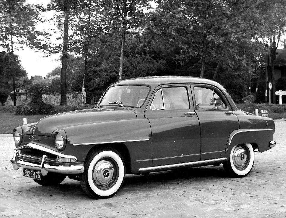 Elegantní Simca Aronde posledního provedení této modelové generace se u nás stala vozidlem vyšší třídy. Stála na počátku úspěšných prodejů této značky až do zániku společnosti Simca