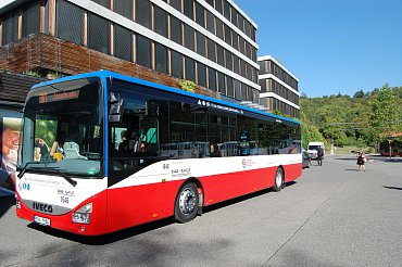 Autobusy linky 381 z Prahy do Kutné Hory dopravce ČSAD POLKOST umí platby jízdného u řidiče pomocí bezktontaktních platebních karet MasterCard a Visa. (09/2015)