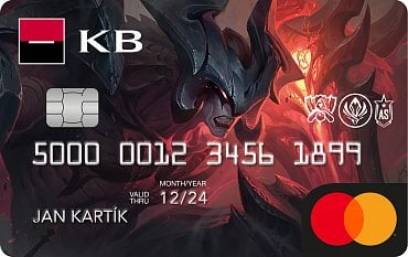 Debetní karta Komerční banky speciální edice s obrázkem sochy Aatrox z online hry League of Legends. Aatrox je šermíř, který toho hodně vydrží a exceluje v týmových šarvátkách. (09/2021)