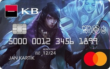Debetní karta Komerční banky speciální edice s obrázkem sochy Aphelios z online hry League of Legends. Aphelios je temný střelec, jehož arzenál nezná hranic. (09/2021)