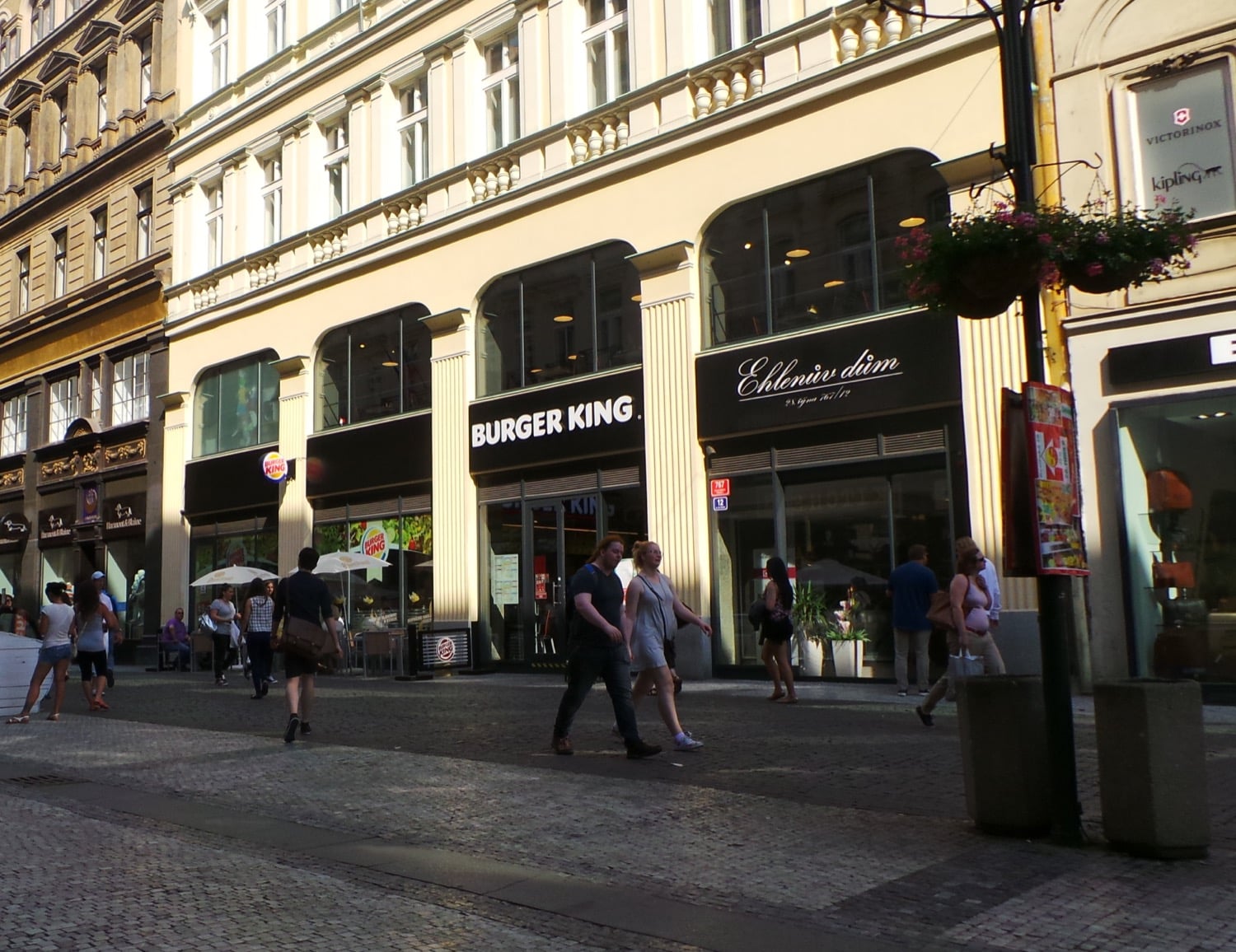 Podívejte se na Alza Streetshop i kamenné pobočky a zázemí