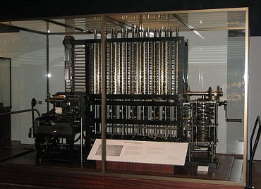 Replika Diferenciálního stroje postavená podle vylepšené verze plánů Babbage které obsahovaly některé prvky navržené pro Analytický stroj (London Science Museum). Ve druhé polovině 19. Století bylo postaveno i několik „komerčních“ exemplářů.