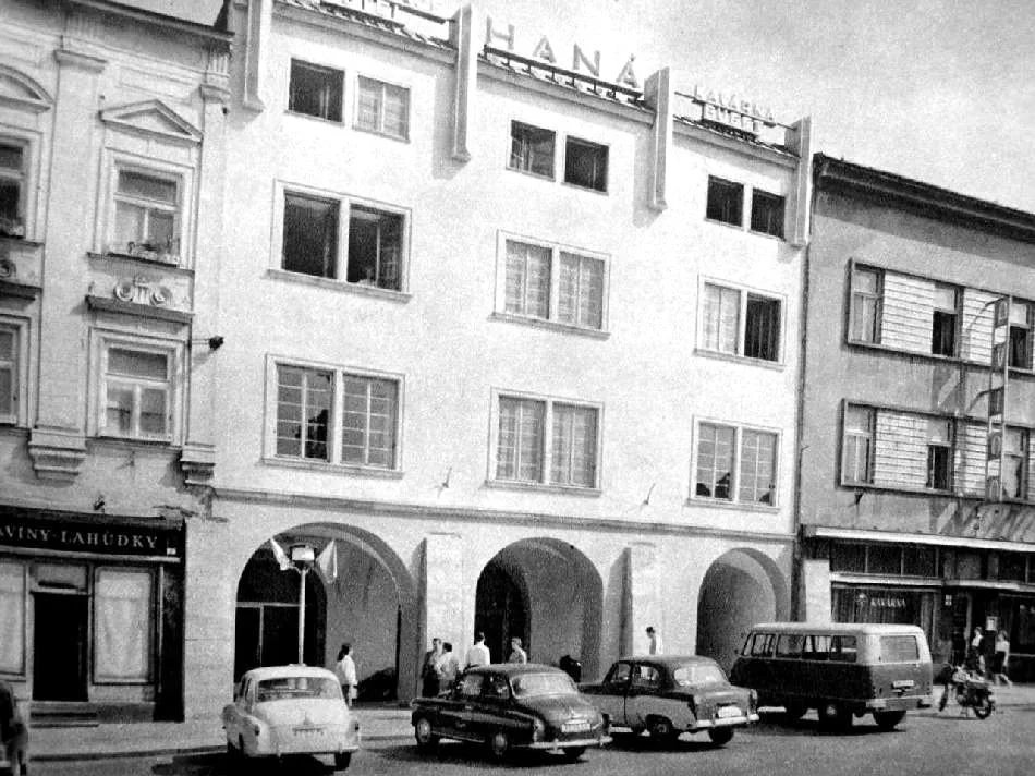 Výřez z pohlednice nabízí snímek kroměřížského hotelu Haná v první polovině 60. let. Nysu určitě najdete…