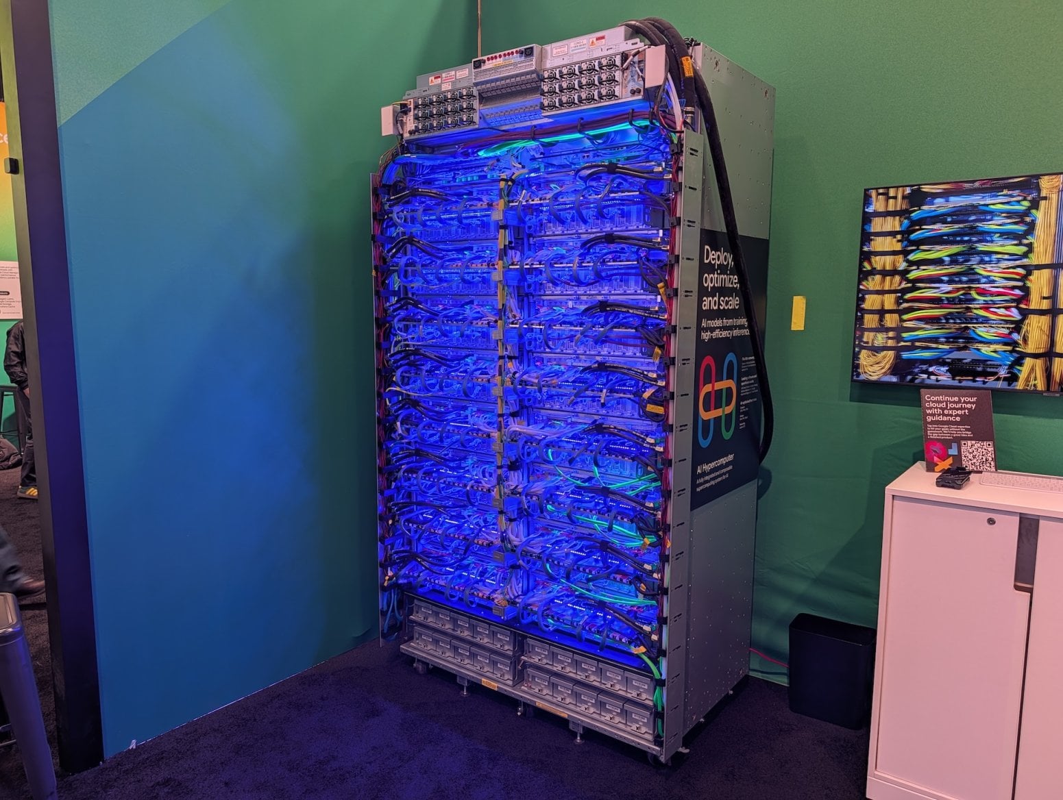 Serverový rack Google Ironwood TPU pro AI