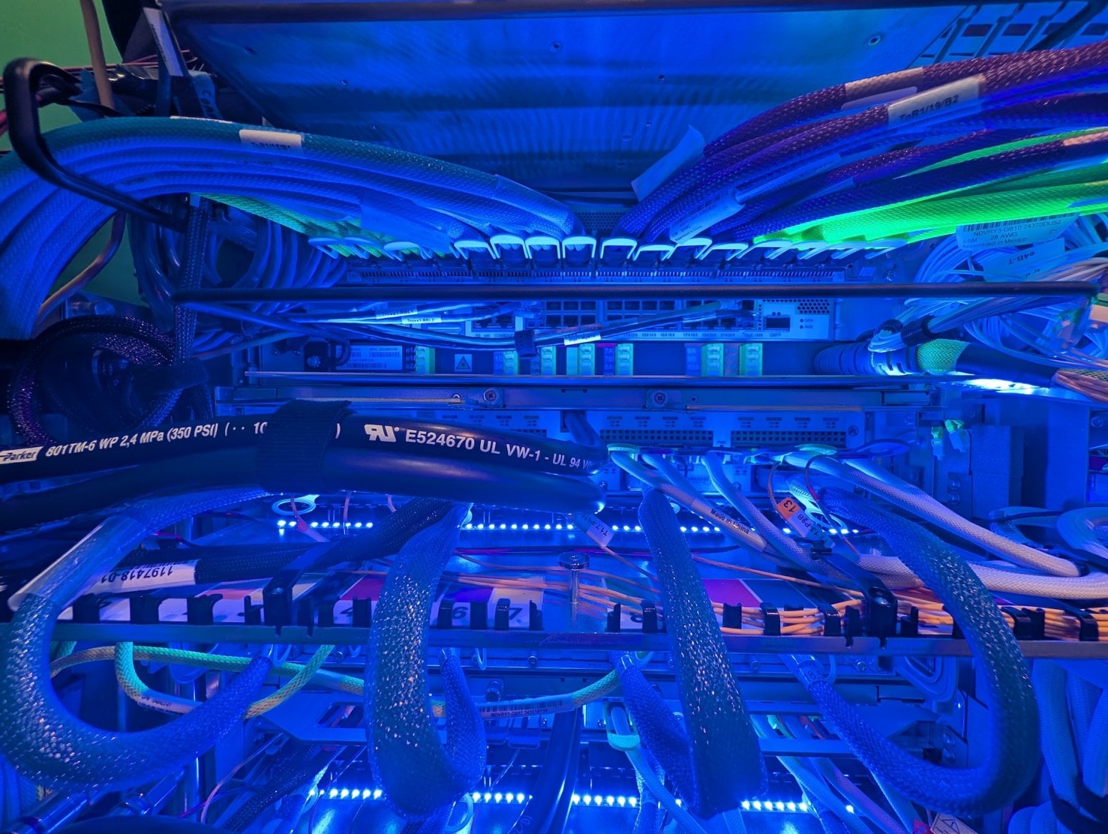 Serverový rack Google Ironwood TPU pro AI