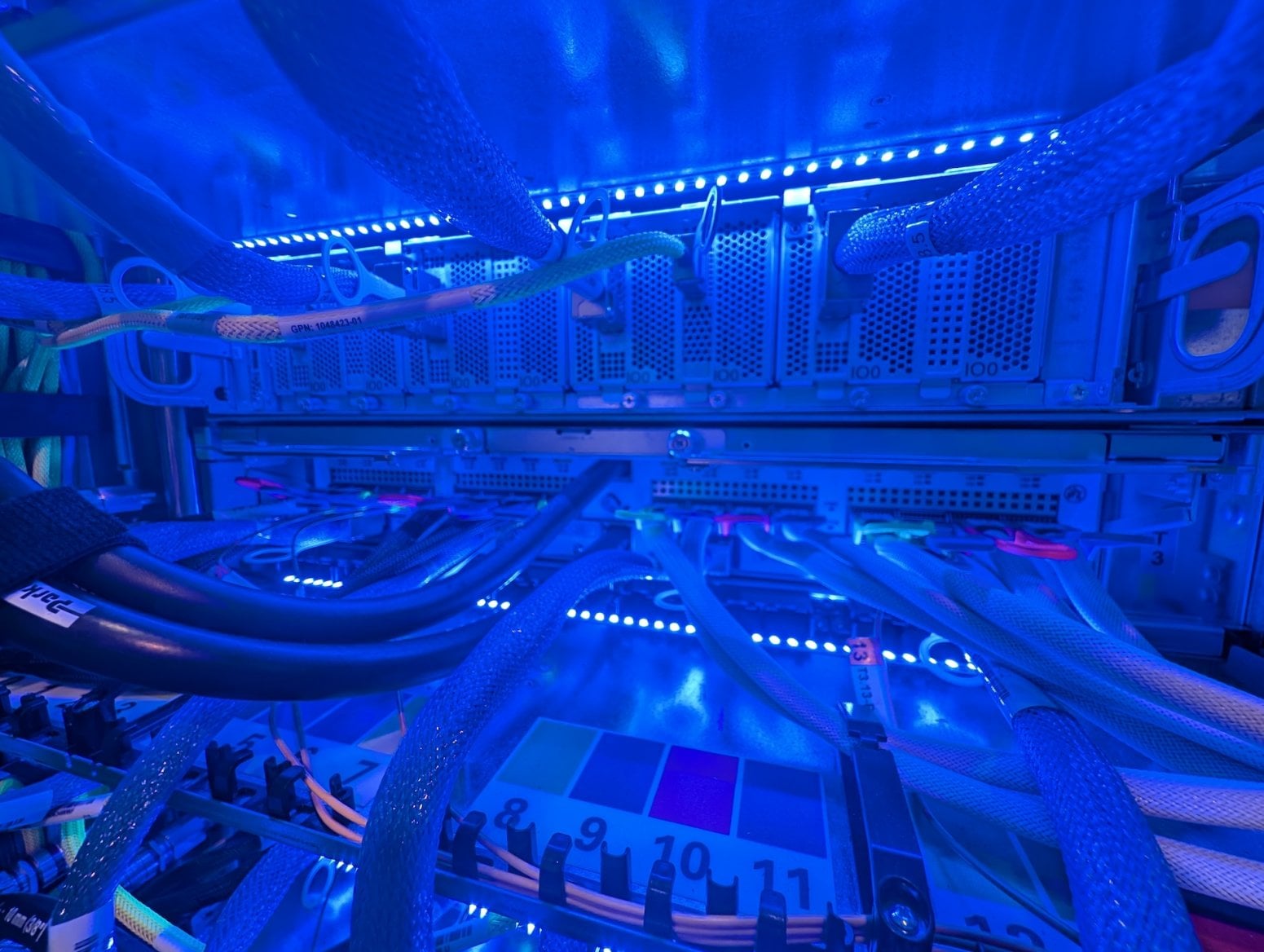 Serverový rack Google Ironwood TPU pro AI