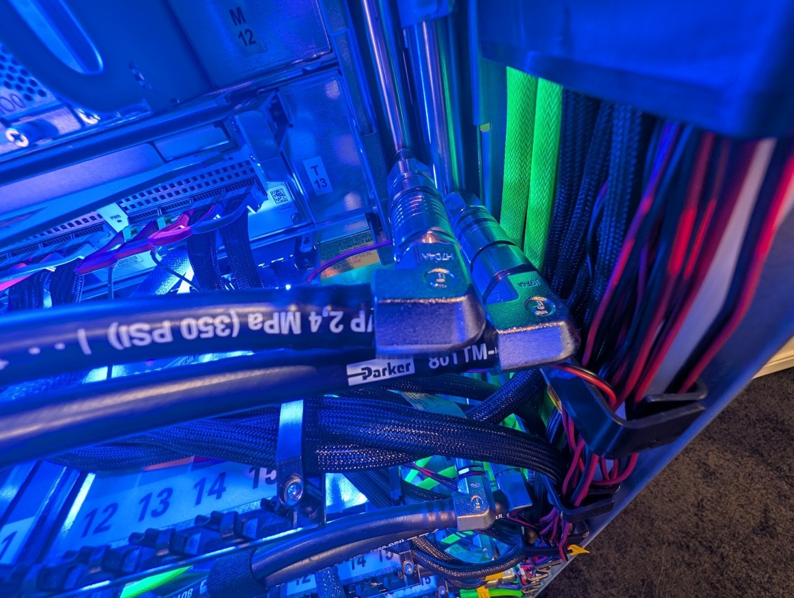 Serverový rack Google Ironwood TPU pro AI