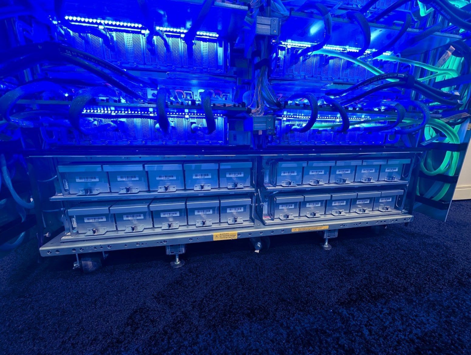 Serverový rack Google Ironwood TPU pro AI