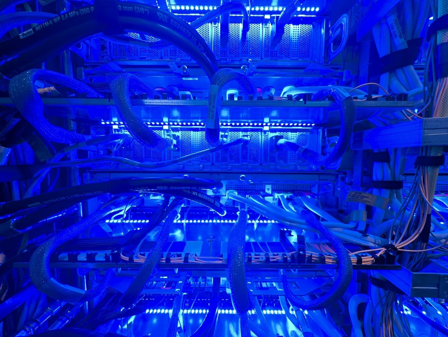 Serverový rack Google Ironwood TPU pro AI