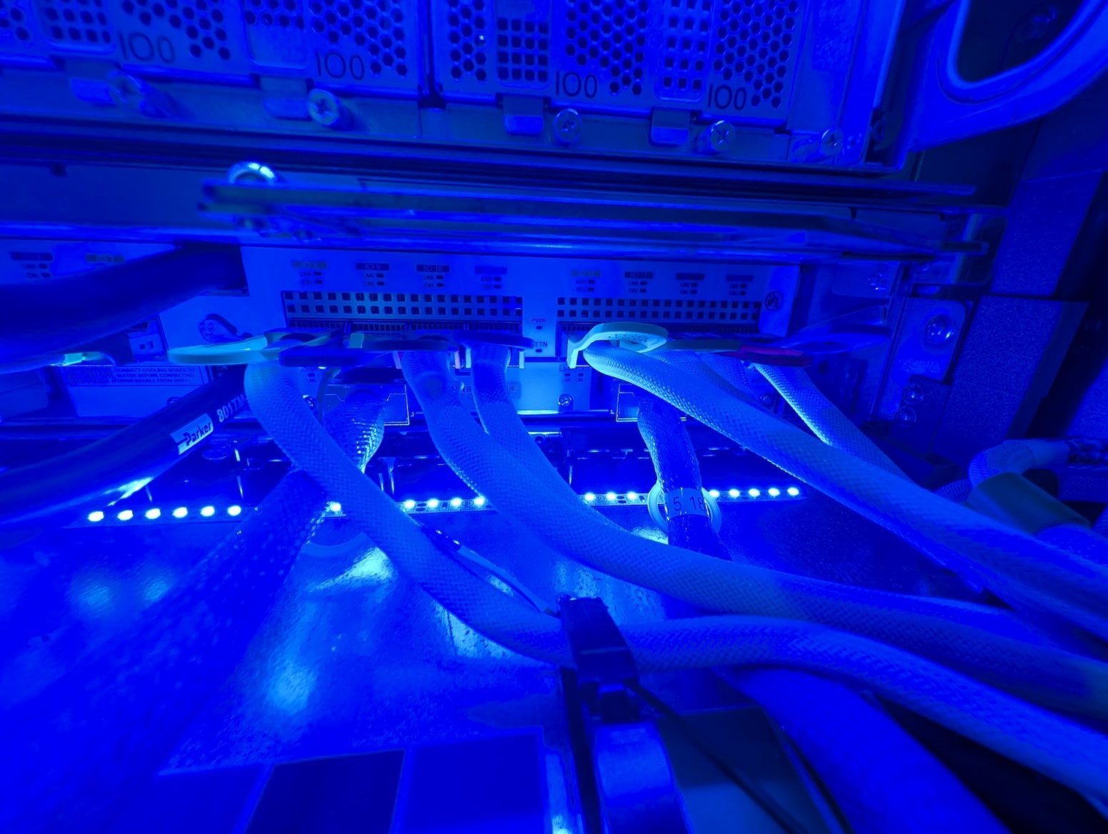 Serverový rack Google Ironwood TPU pro AI