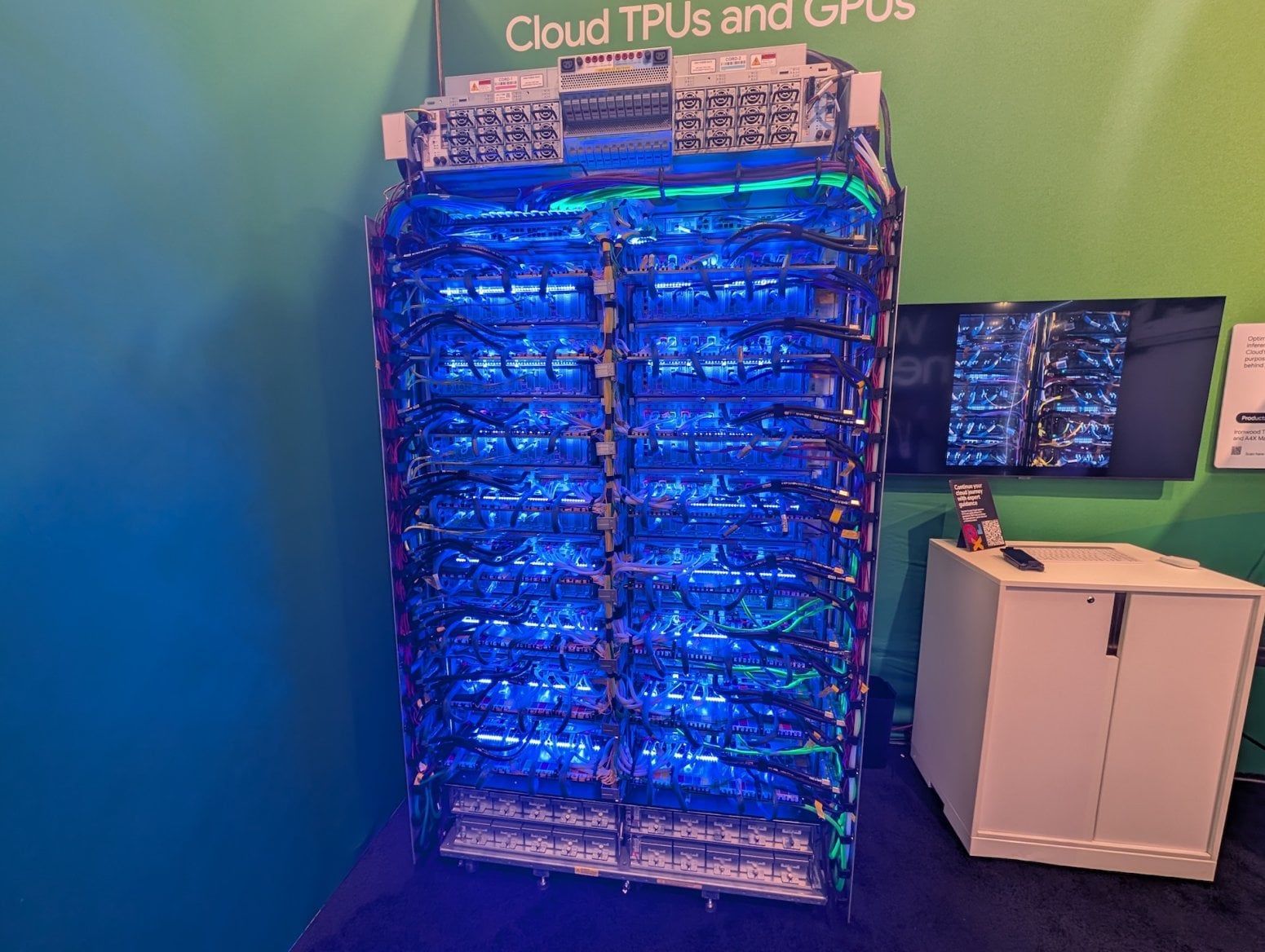 Serverový rack Google Ironwood TPU pro AI