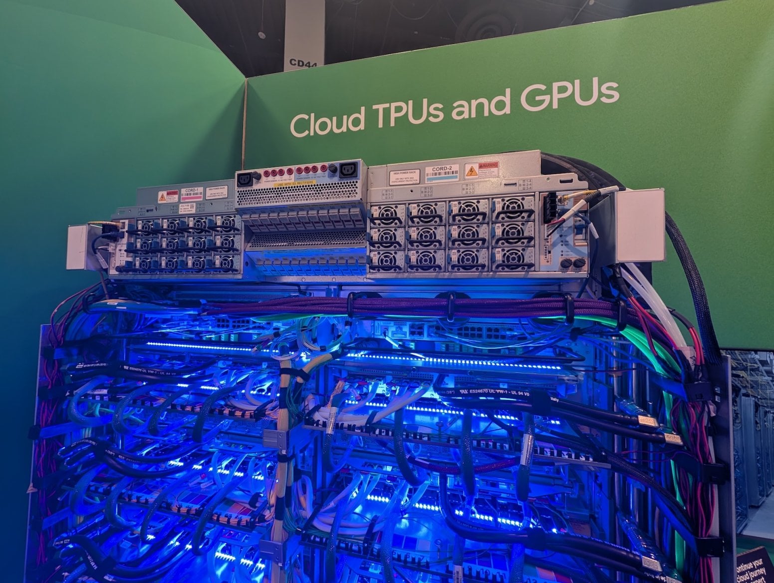 Serverový rack Google Ironwood TPU pro AI