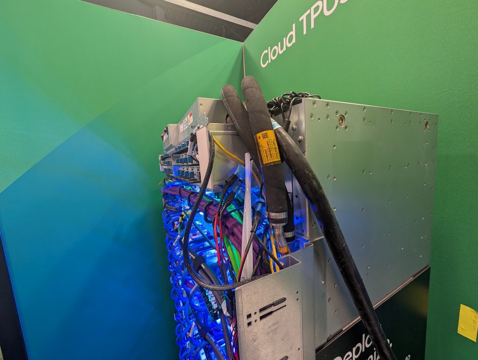 Serverový rack Google Ironwood TPU pro AI