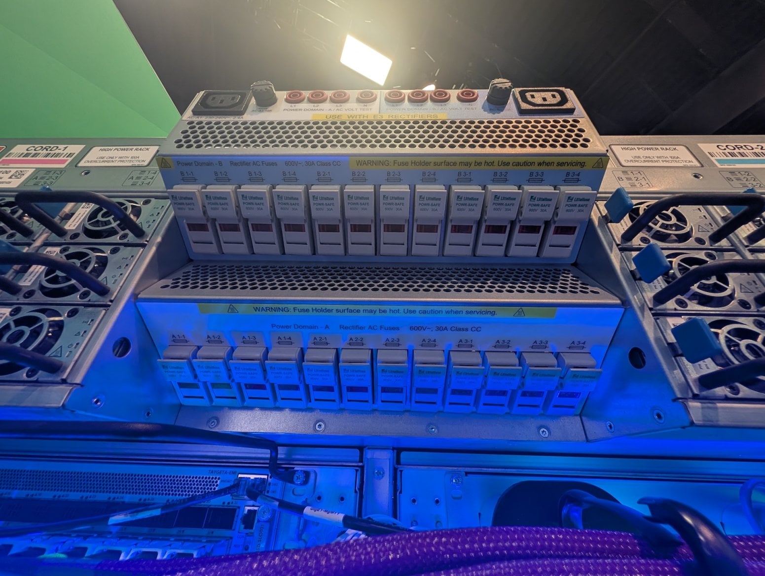 Serverový rack Google Ironwood TPU pro AI