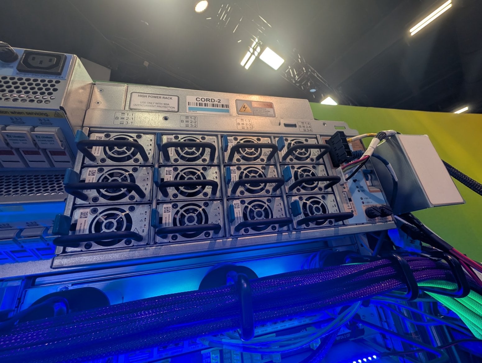 Serverový rack Google Ironwood TPU pro AI