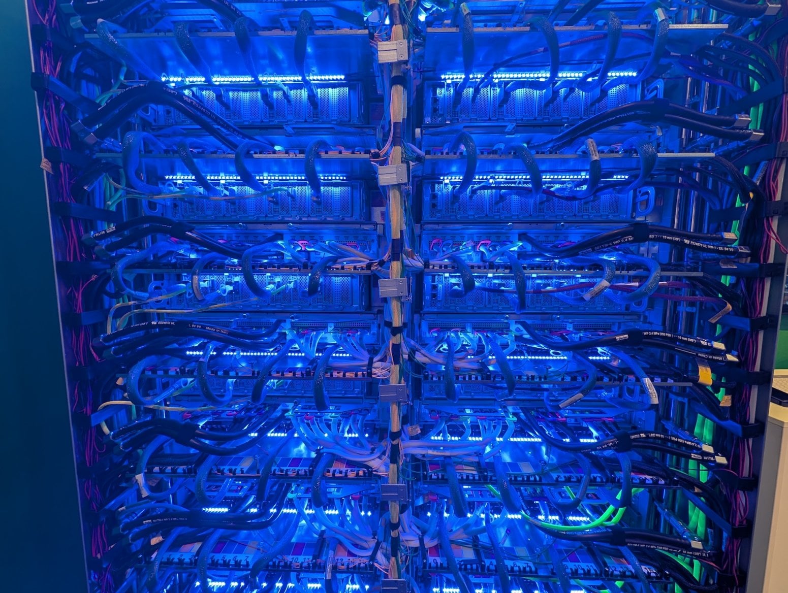 Serverový rack Google Ironwood TPU pro AI