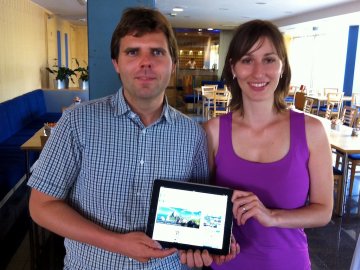 Lukáš Nevosád a Barbora Nevosádová: Budoucnost patří on-line plánování dovolených a výletů. Na iPadu je vidět homepage jejich nového webu Tripomatic.com.