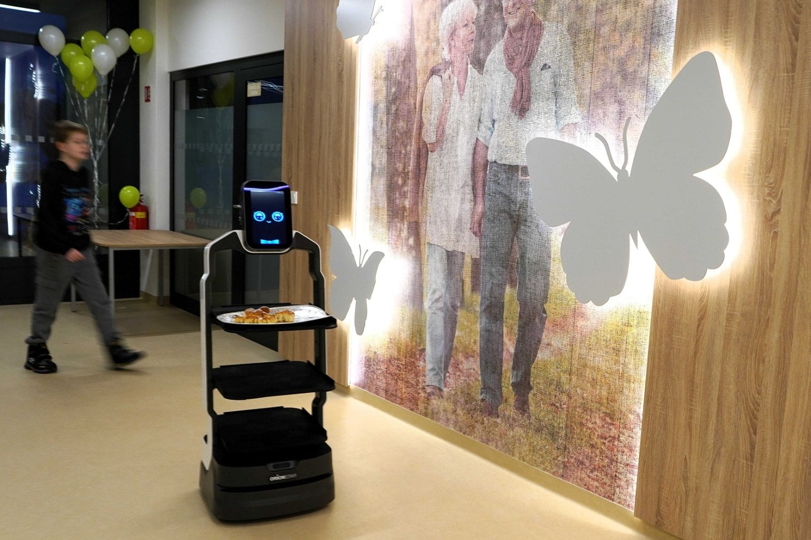 ESG SeniorCARE využívá ve svých zařízeních rozvozového robota jako zpestření.