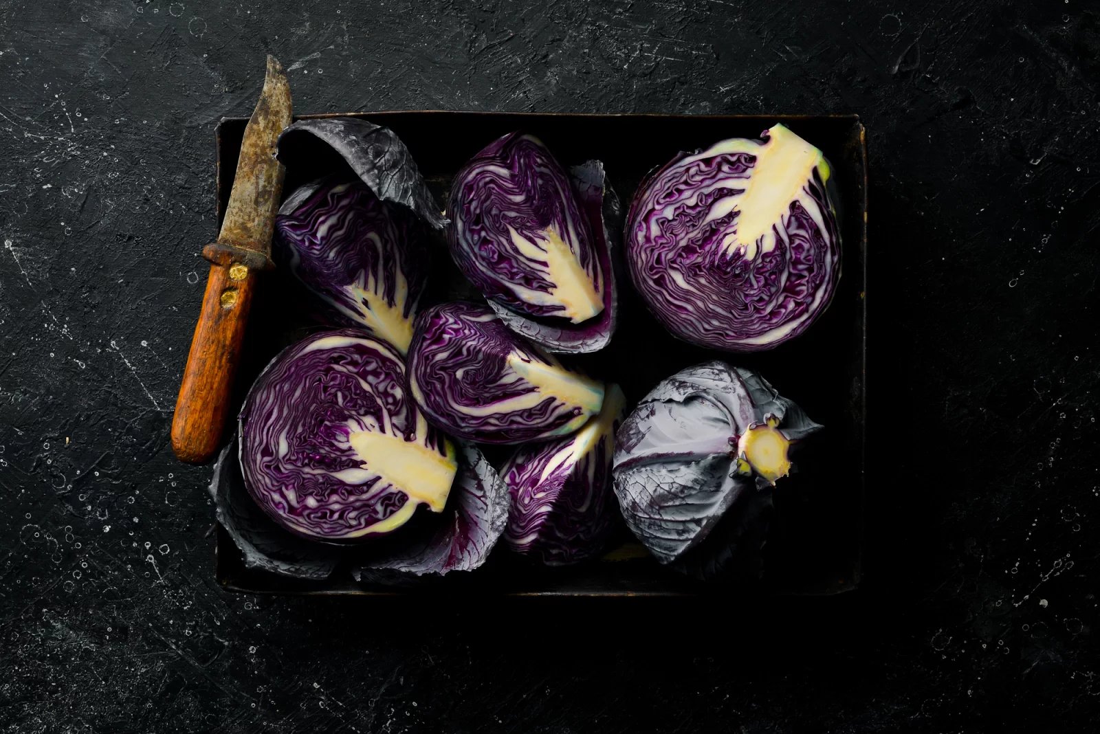 Nakrájené zelí v pekáči, které se bude péct