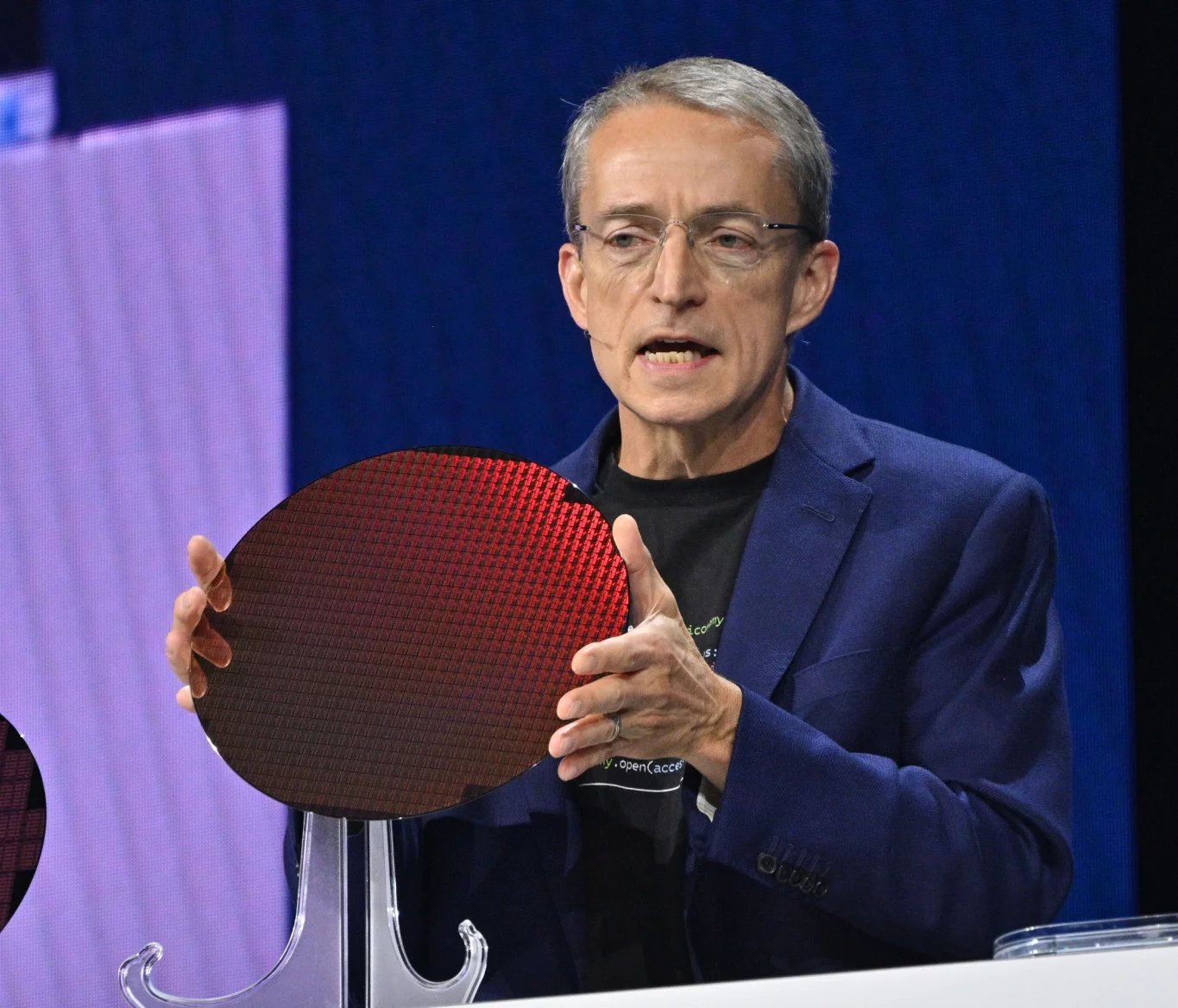 Wafer s 20A čipy Arrow Lake na akci Intel InnovatiOn 2023. Nejvýkonnější modely jako Core Ultra 9 285K budou ale používat 3nm křemík TSMC místo čipu vyrobeného Intelem