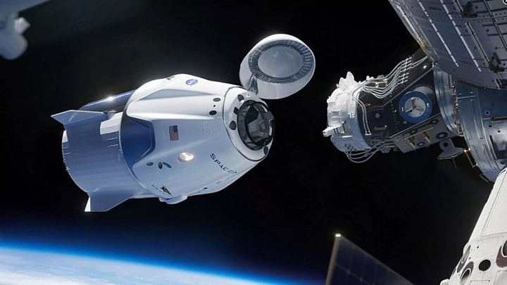 SpaceX Crew Dragon s astronauty se připojuje k ISS Demo 2