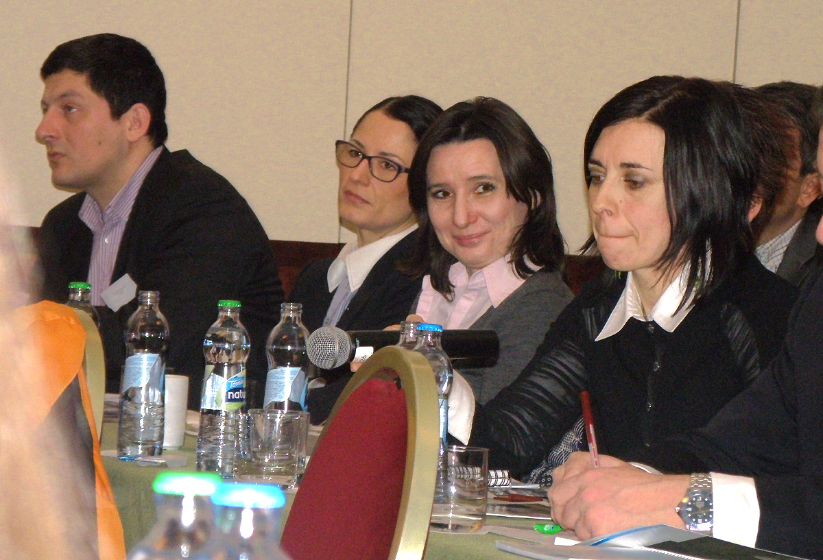 Eva Sedláčková a Lada Dobrkovská ze společnosti Channels, která na českém trhu zastupuje například stanice National Geographic, Disney Channel a Travel Channel, uprostřed pak jejich kolegyně z konkurenčního Viasatu Ines Galikova