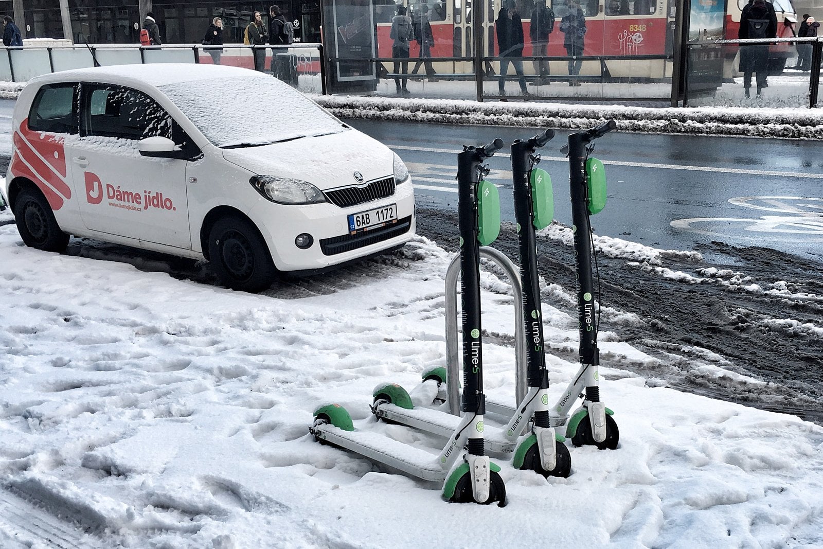 Zaparkované koloběžky Lime nedaleko nádraží v Praze - Dejvicích  (leden 2019)
