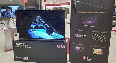 Autor: Bohumil Herwig LG Signature OLED v pražském předváděcím centru LG (foto z tohoto týdne). Designový skvost nemůžete přehlédnout - je hned u vchodu a je to bomba!