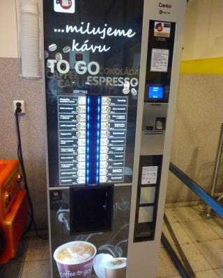 Cacao Fantasy Green. Kategorie: Falšované potraviny. Nevyhovující parametr: obsah kakaového prášku. Obsah kakaového prášku ve výrobku (ve směsi pro přípravu nápoje) byl nižší, než bylo uvedeno na obale výrobku. Výrobek byl používán jako surovina v nápojovém automatu pro nápoj s názvem "čokoláda". Množství kakaového prášku v připraveném nápoji neodpovídalo požadavkům, které stanovuje vyhláška pro nápoje označené jako čokoláda. Země výroby: Nizozemí. Distributor: Balírny Dowe Egbert. Místo kontroly: Autic a.s. "Nápojový automat", Brno