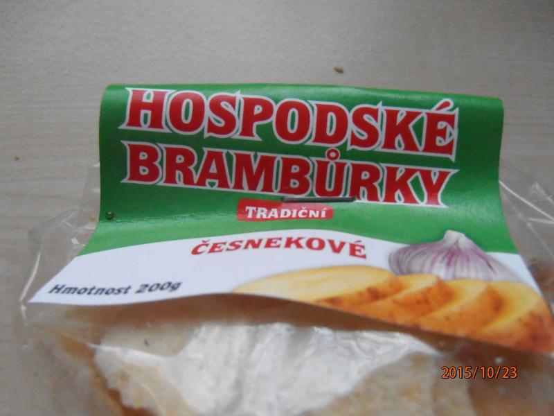 HOSPODSKÉ BRAMBŮRKY TRADIČNÍ ČESNEKOVÉ. Kategorie: Nebezpečné potraviny. Nevyhovující parametr: vůně, chuť. Chuť i vůně výrobku byla po žluklém tuku. Distributor: Milan Rais, Prachovice. Místo kontroly: HTV MARKET s.r.o. Louny