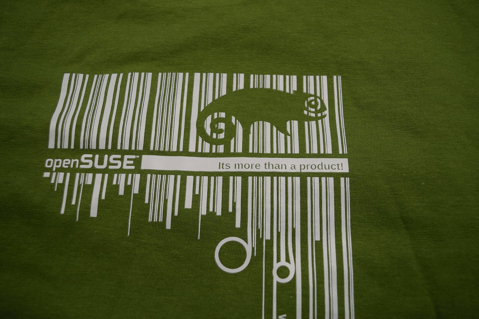 Ve skladu se při hledání materiálů našla také hromada XL triček openSUSE, tak jsme je hned dali k dispozici.