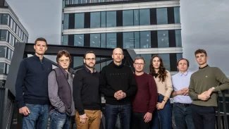 Nové posily v redakci portálu Aktuálně.cz, uprostřed šéfredaktor Matyáš Zrno